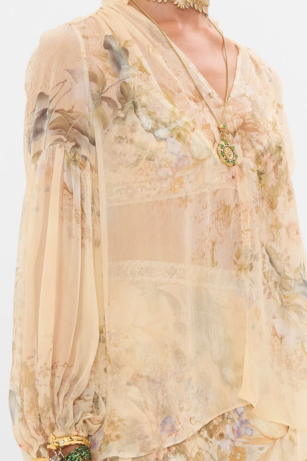 FRILL COLLARED BLOUSE ADORNED IN ANTIQUITY